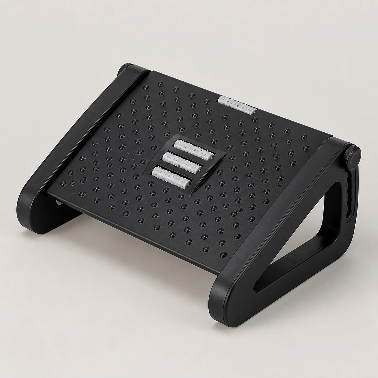 Higher-angle view of the LiftRoll textured platform and triangular frames