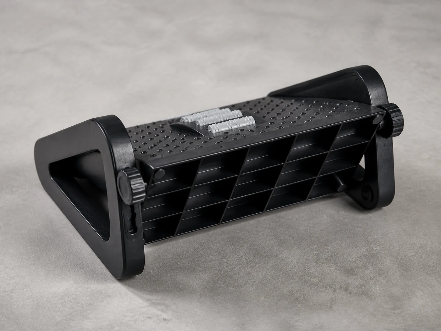 LiftRoll underside with molded reinforcing ribs