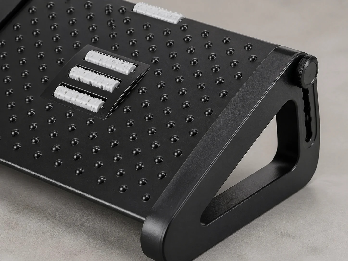 Close-up of LiftRoll raised points and manual rolling elements