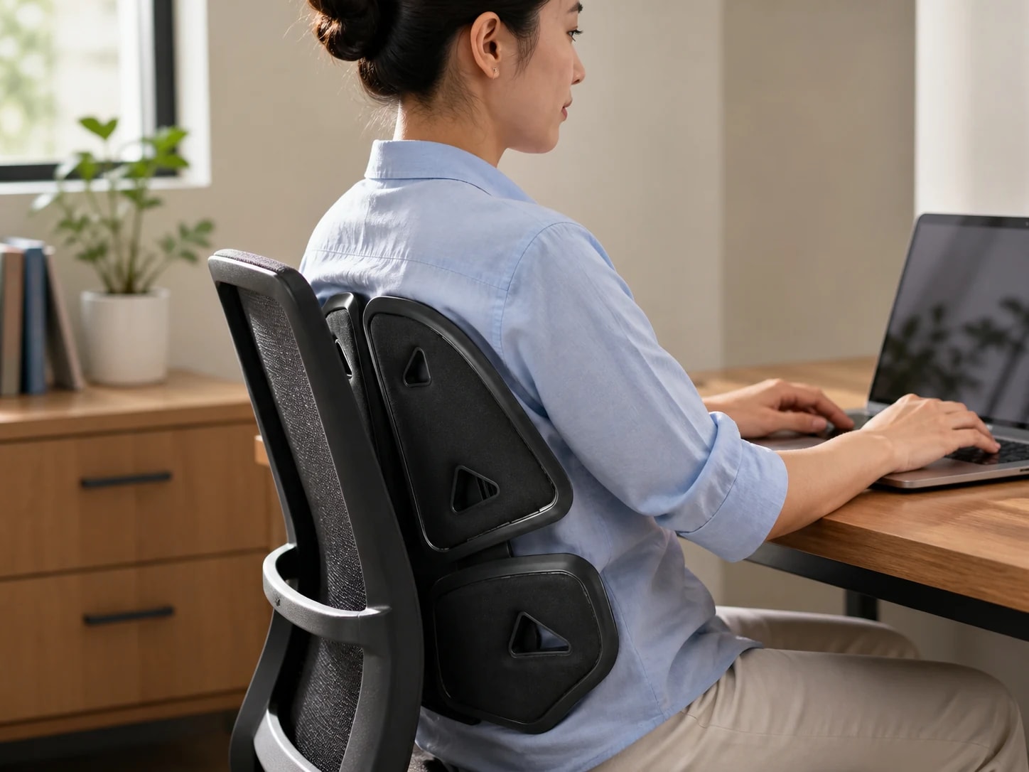Person seated with DriveFlex 4 secured to an office-chair back