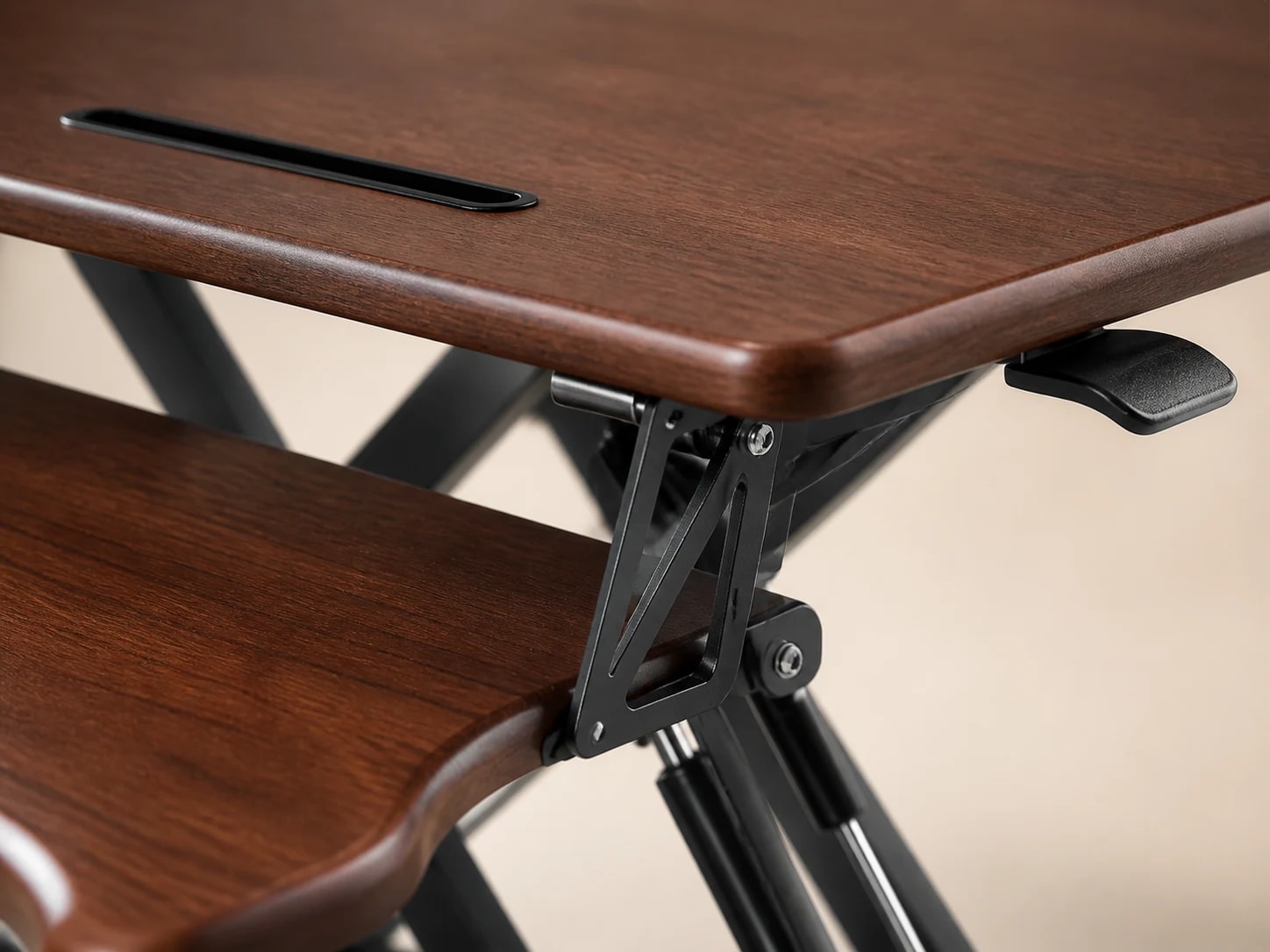 Close-up of the walnut-colour rubberwood surface, steel frame, and gas spring